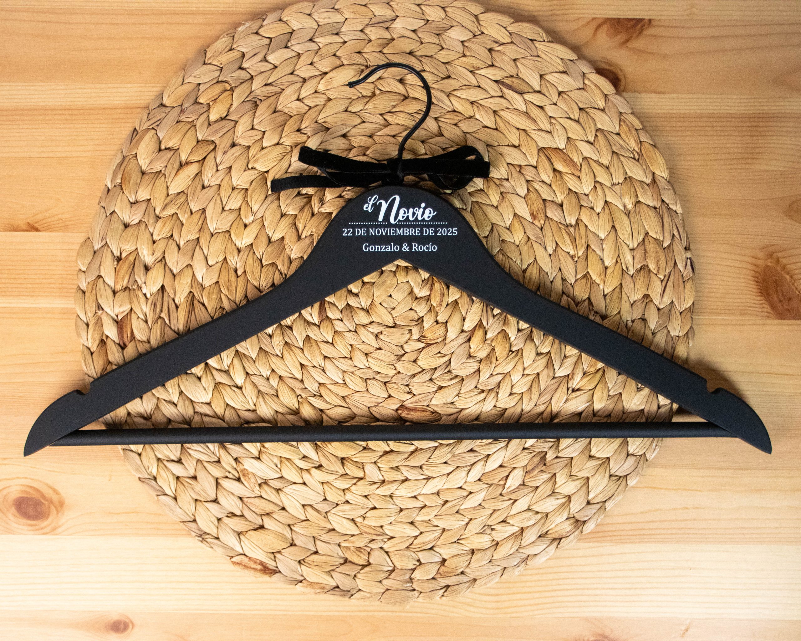 Percha blanca y negra-11