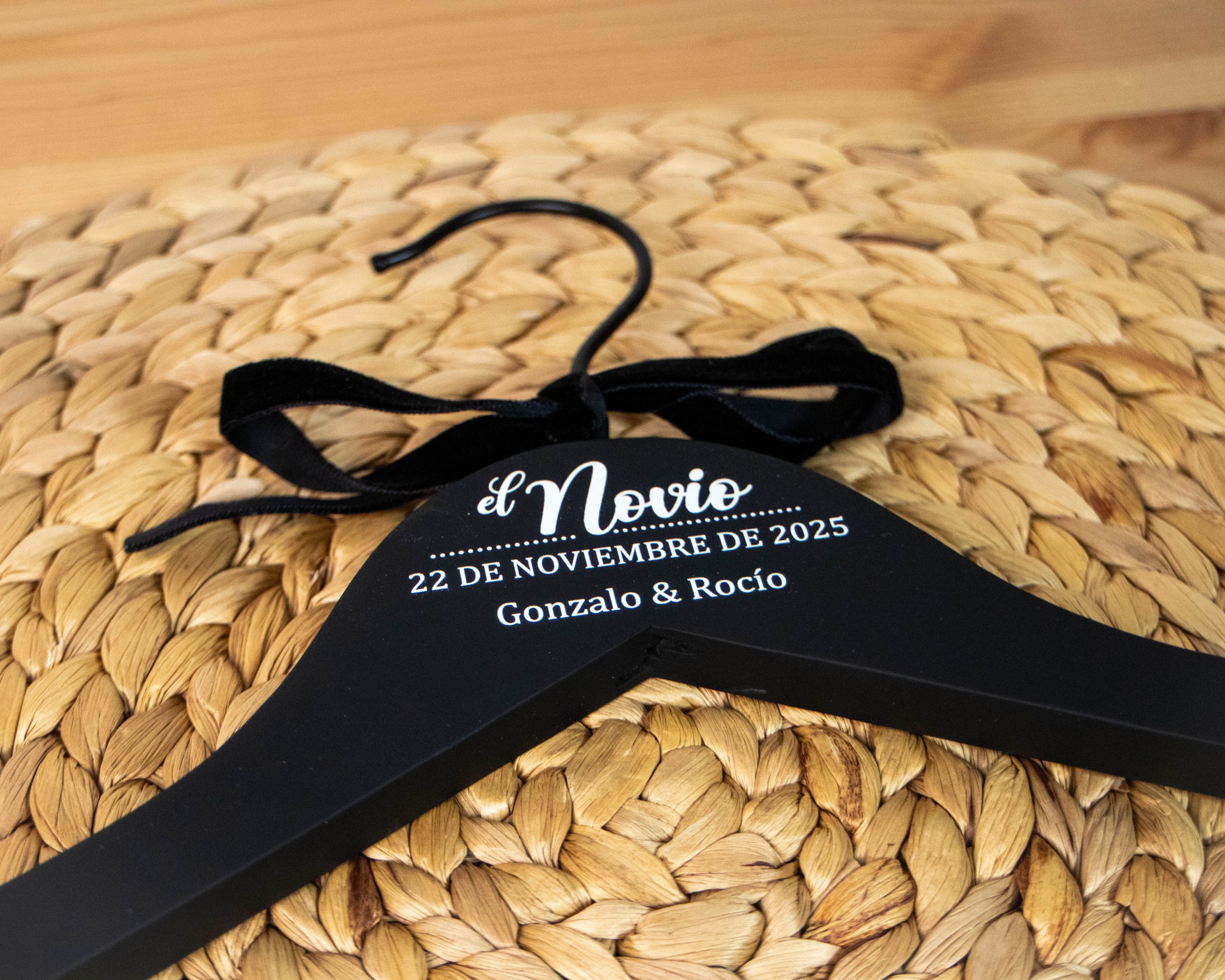 Percha blanca y negra-11