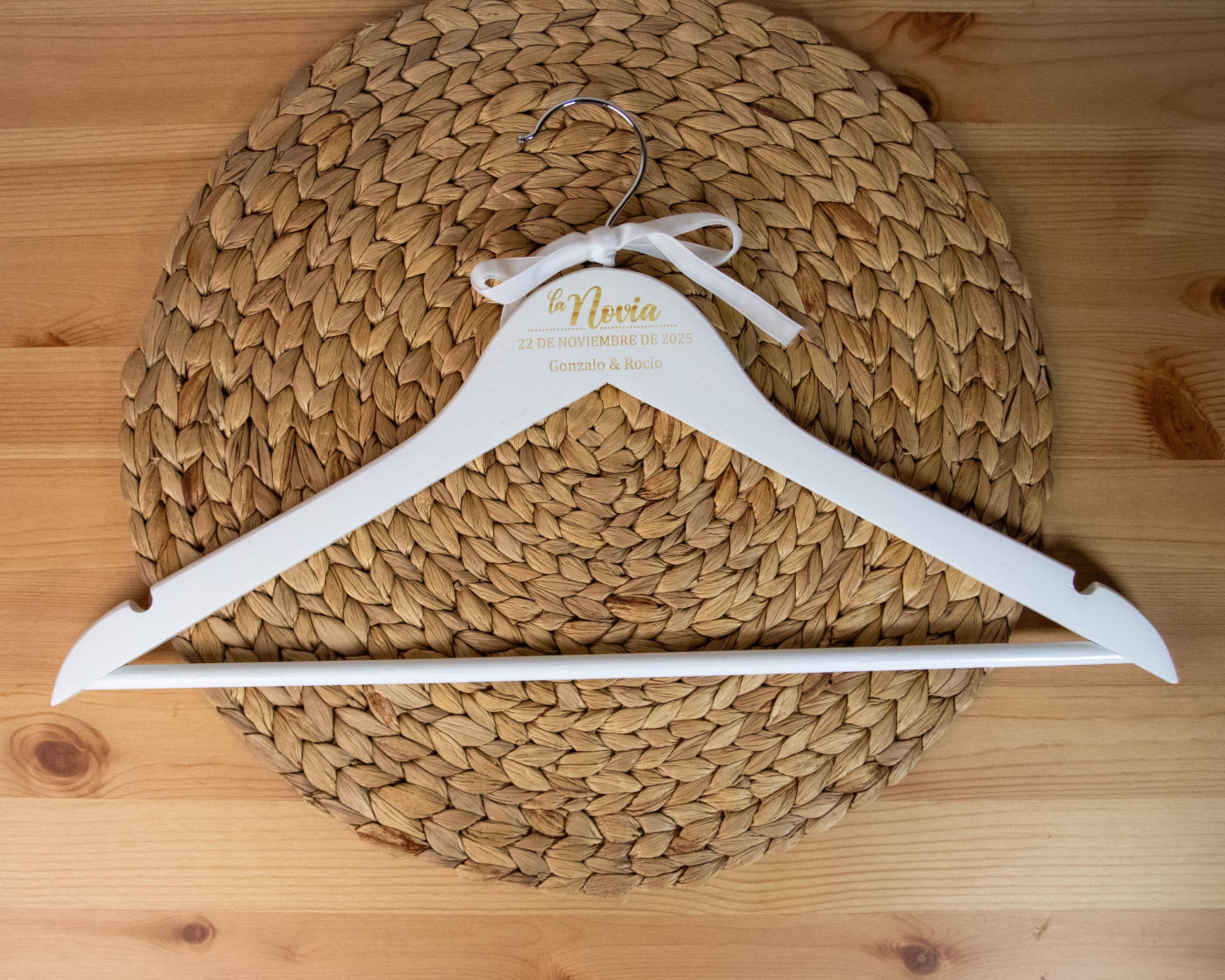 Percha blanca y negra-16