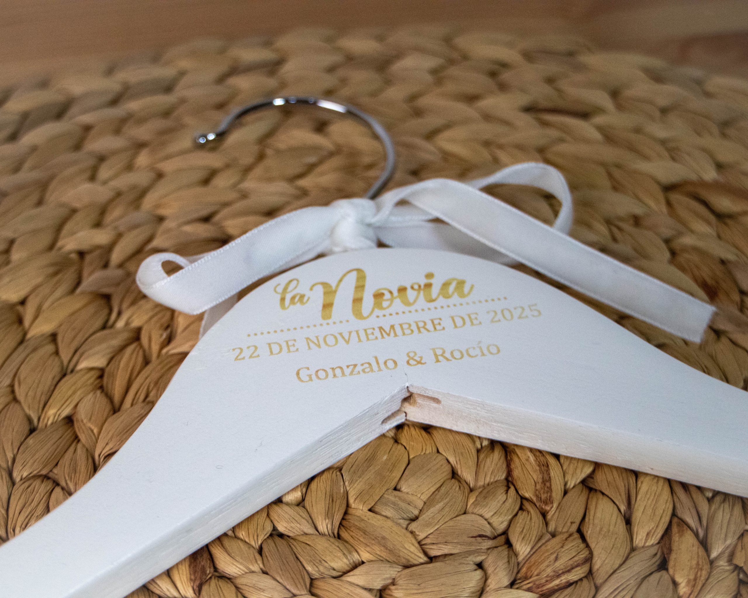 Percha blanca y negra-16