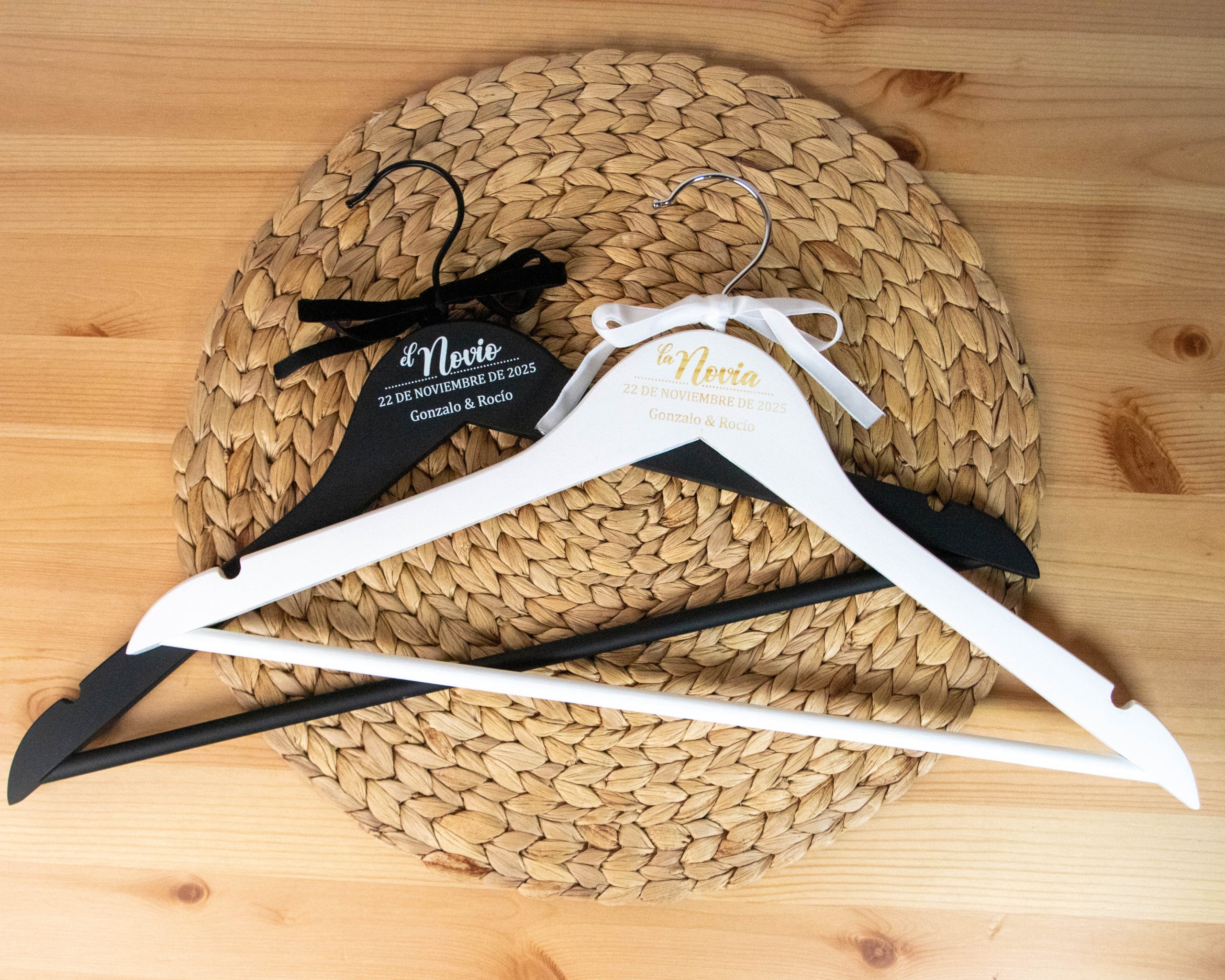 Percha blanca y negra-2