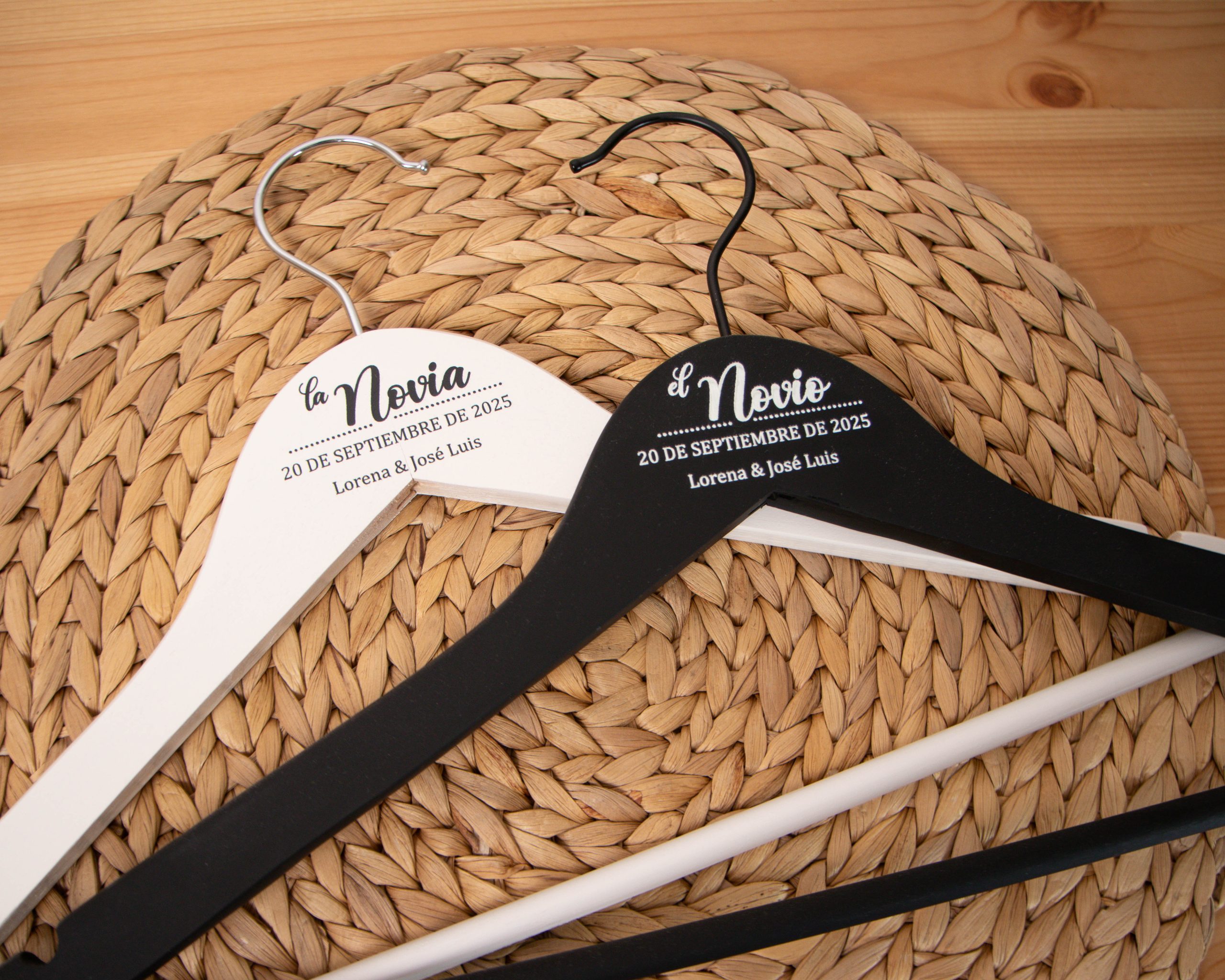 Percha blanca y negra-2